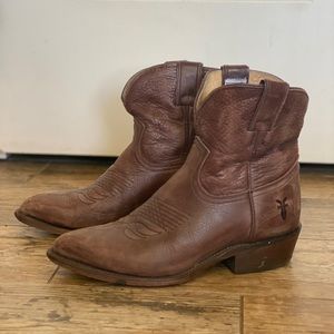 Frye Billy short distressed boots
